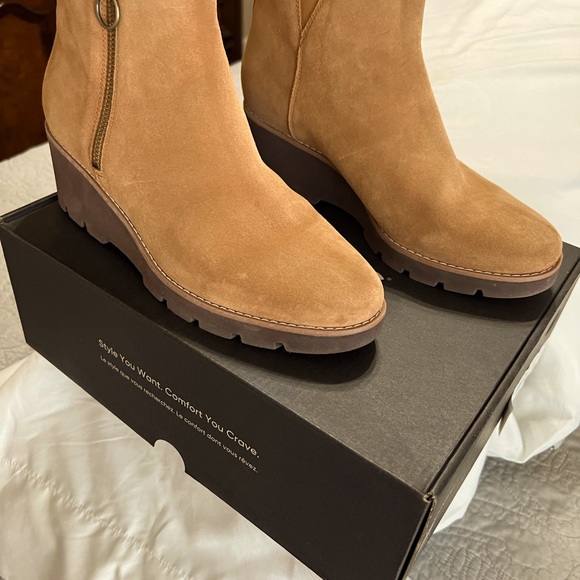 Vionic; Ladies; Water Repellent Suede Booties; Size 9 (40); Hazal - Picture 2 of 13